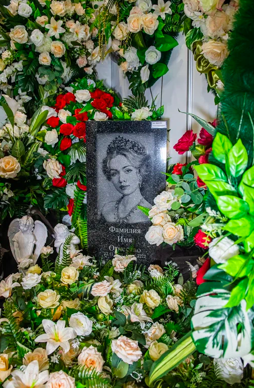 Фото Сталин в гробу, памятники Фриске и Жириновского. В Новосибирске опубликованы кадры с ритуальной выставки – 15 будоражащих кадров 16 - Сиб.ФМ Фото Сталин в гробу, памятники Фриске и Жириновского. В Новосибирске опубликованы кадры с ритуальной выставки – 15 будоражащих кадров 16